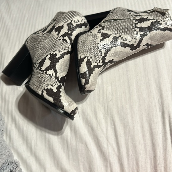 Aldo Boots size 6.5  (37) Snake skin design New Leather 3.75” heels Black Grey - Picture 9 of 12